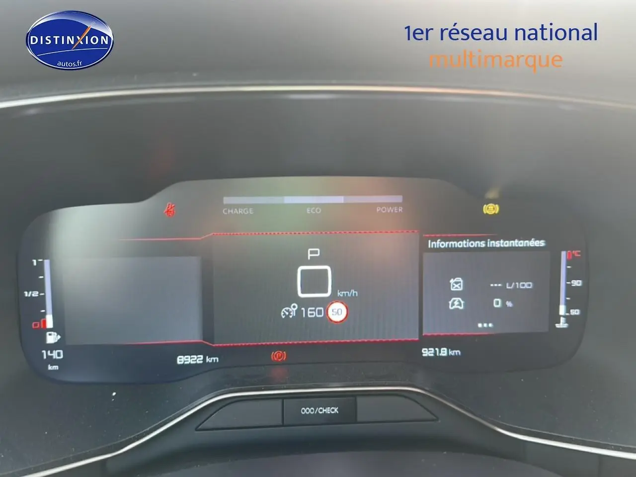 Tableau de bord numérique du Citroën C5 Aircross 2025 hybride, affichage des informations de conduite en vue frontale.