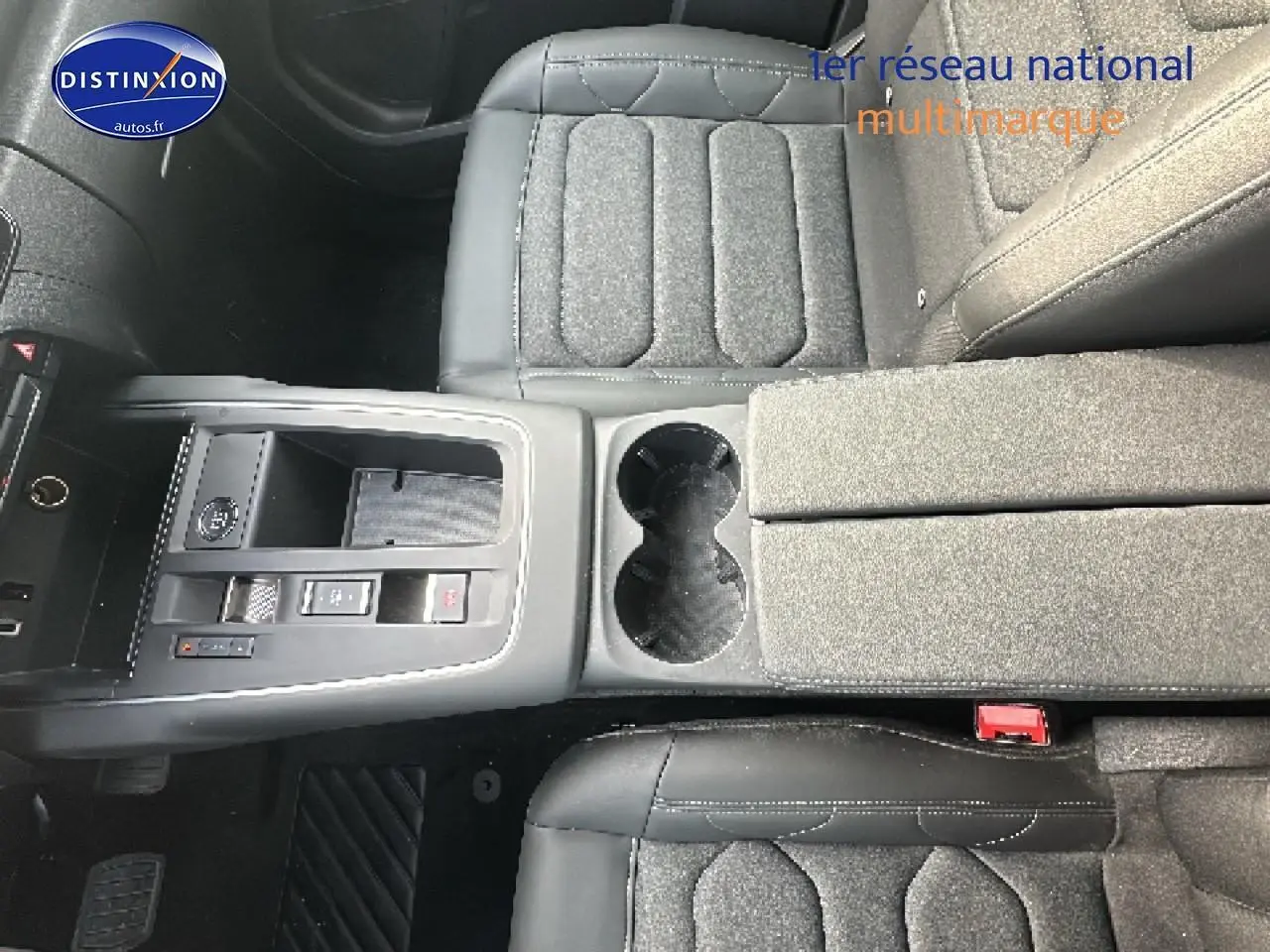 Vue plongeante sur la console centrale et les sièges avant noirs du Citroën C5 Aircross hybride 2025.