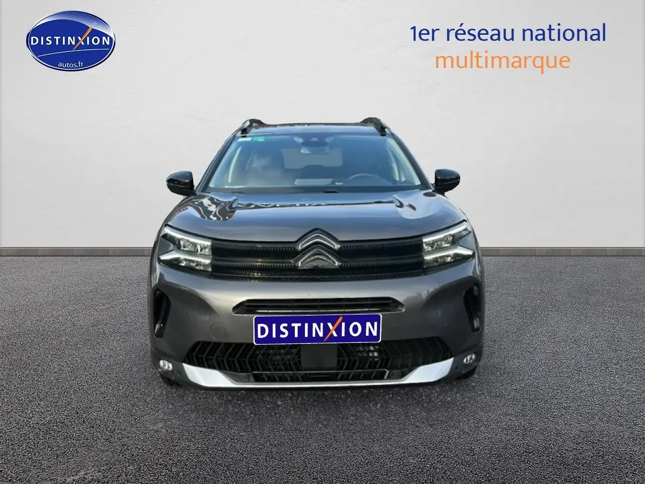 Vue avant d'un Citroën C5 Aircross noir 2025 avec calandre distinctive et barres de toit visibles.