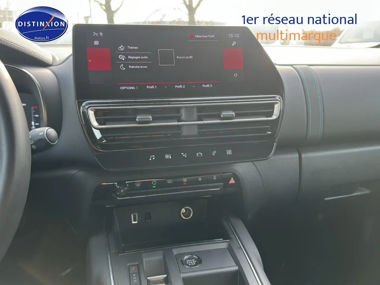 Tableau de bord et console centrale du Citroën C5 Aircross hybride 2025, avec écran tactile et commandes modernes.