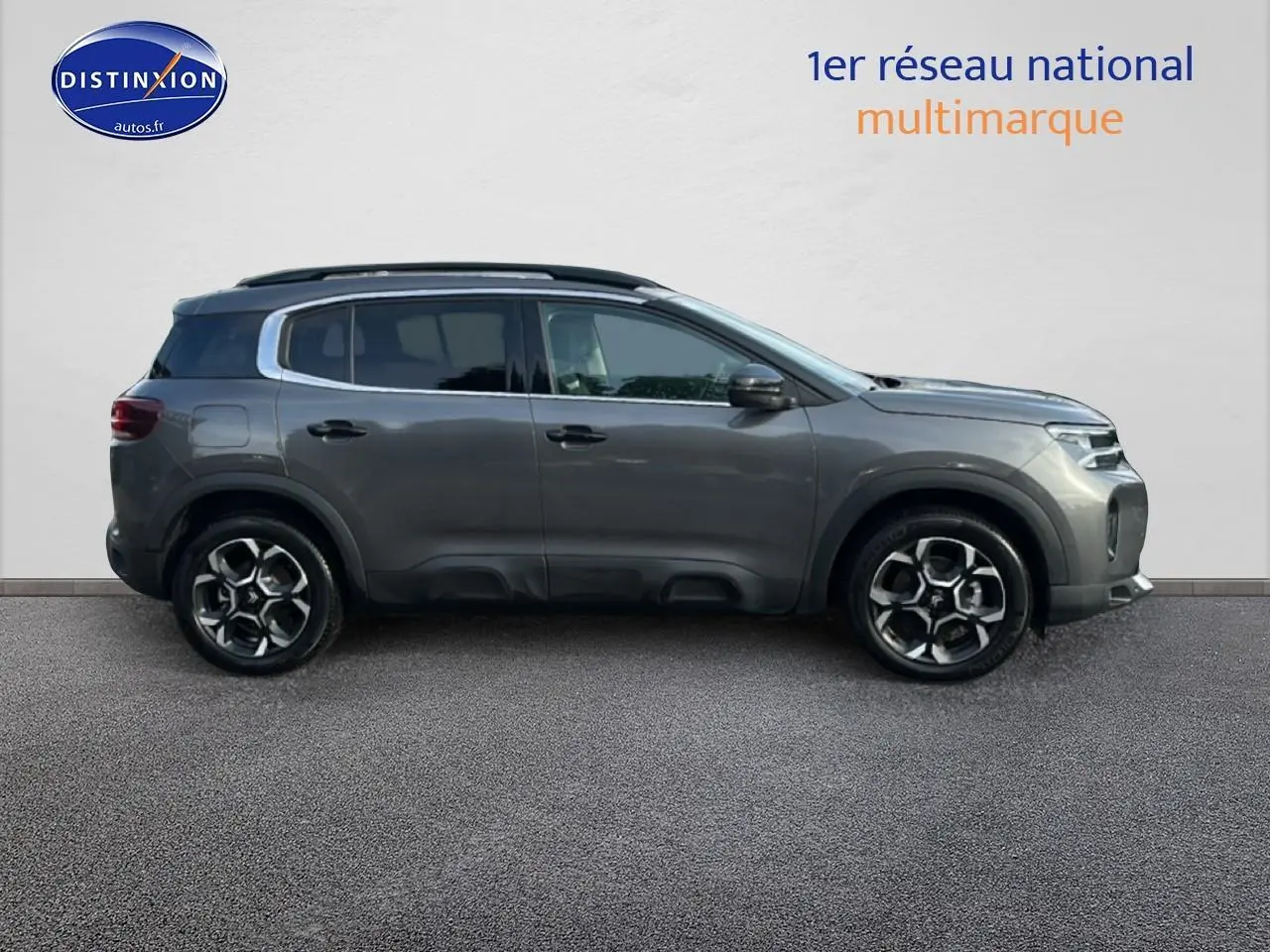 Profil droit du Citroën C5 Aircross noir 2025 avec jantes alu et barres de toit visibles.