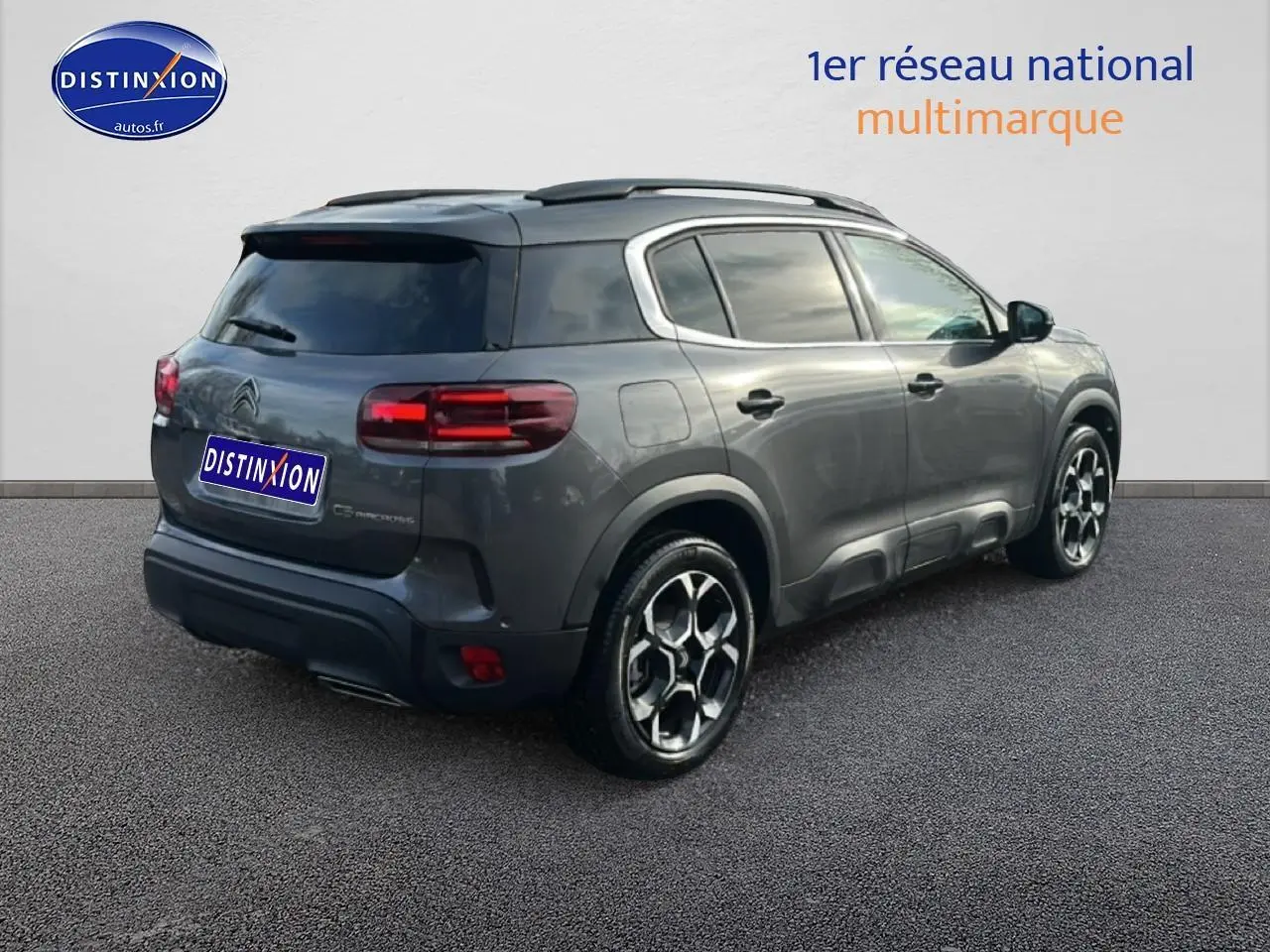 Vue 3/4 arrière droite d'un Citroën C5 Aircross noir avec jantes alu et vitres arrière teintées.
