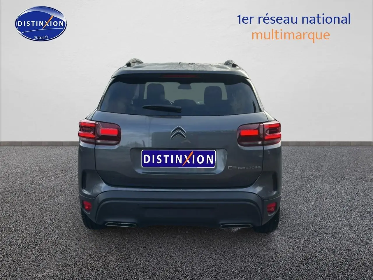 Vue arrière d'un Citroën C5 Aircross noir 2025 avec feux arrière LED et barres de toit visibles.