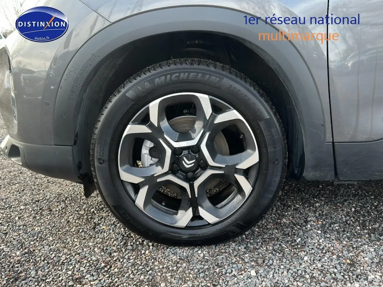 Gros plan sur la roue avant droite noire du Citroën C5 Aircross 2025 avec jante alu et pneu Michelin.