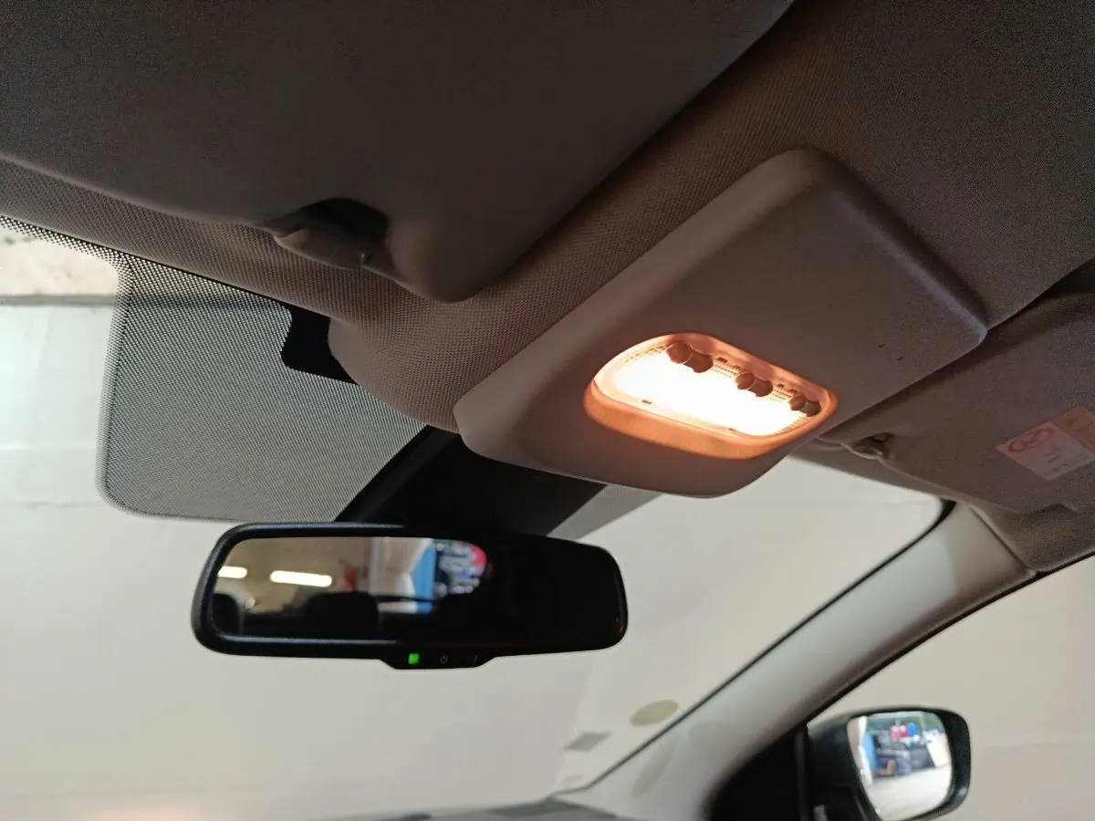 Vue intérieure du plafonnier allumé et du rétroviseur central d’un Nissan Qashqai gris clair 2019.