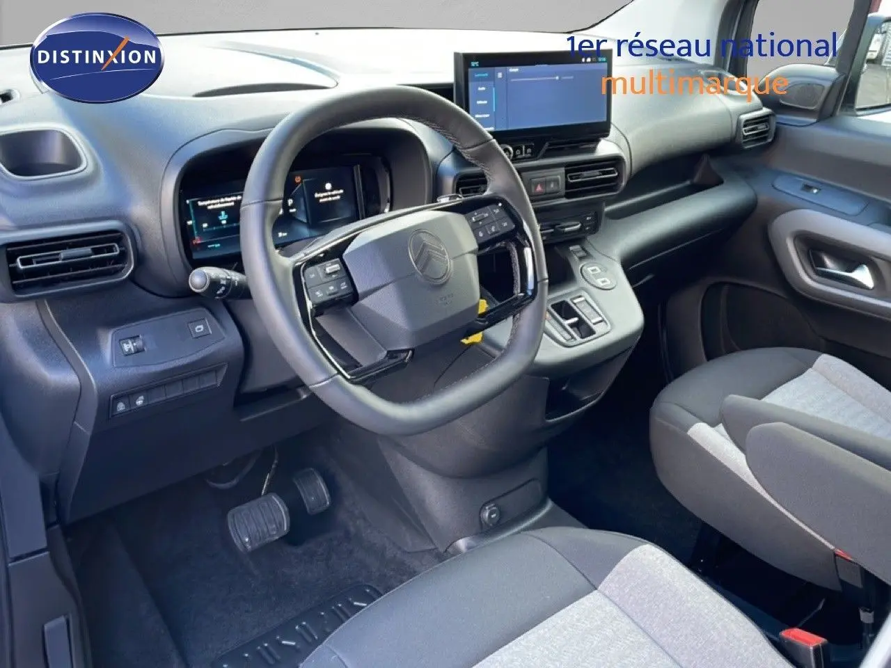 Vue intérieure côté conducteur du Citroën Berlingo Multispace 2025, tableau de bord noir avec écran tactile et volant multifonction.