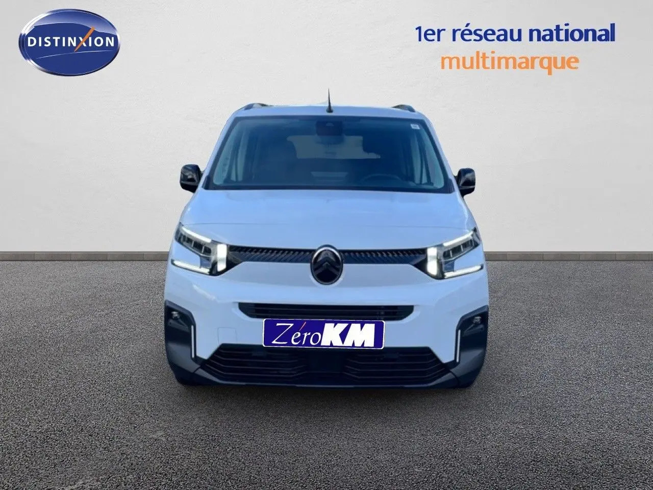 Vue frontale du Citroën Berlingo Multispace blanc glacier 2025 avec feux LED allumés et calandre noire distinctive.