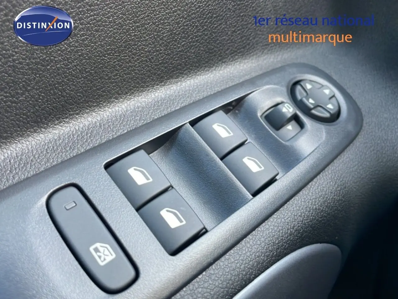 Gros plan sur les commandes des vitres électriques côté conducteur du Citroën Berlingo Multispace blanc glacier 2025.