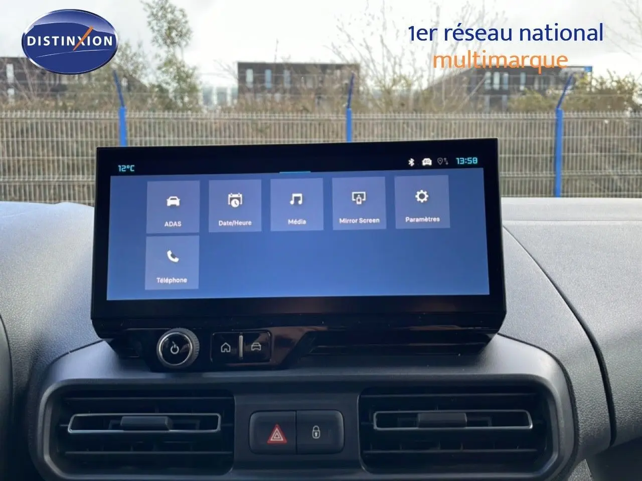 Vue intérieure du tableau de bord du Citroën Berlingo blanc glacier 2025, avec écran tactile central allumé.