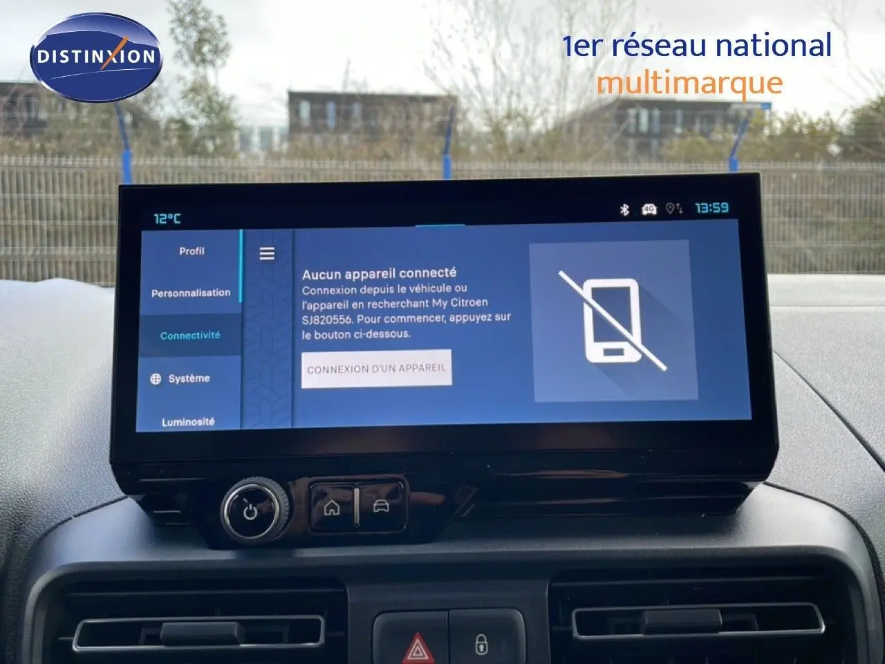 Vue avant du Citroën Berlingo blanc glacier 2025, mettant en valeur l'écran tactile central et la console noire.