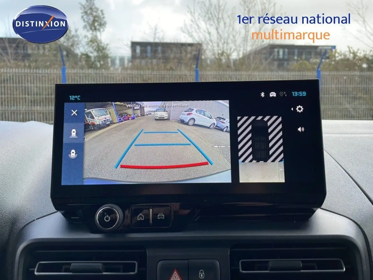 Écran central du Citroën Berlingo Multispace blanc glacier 2025 montrant la caméra de recul avec guidage de trajectoire.