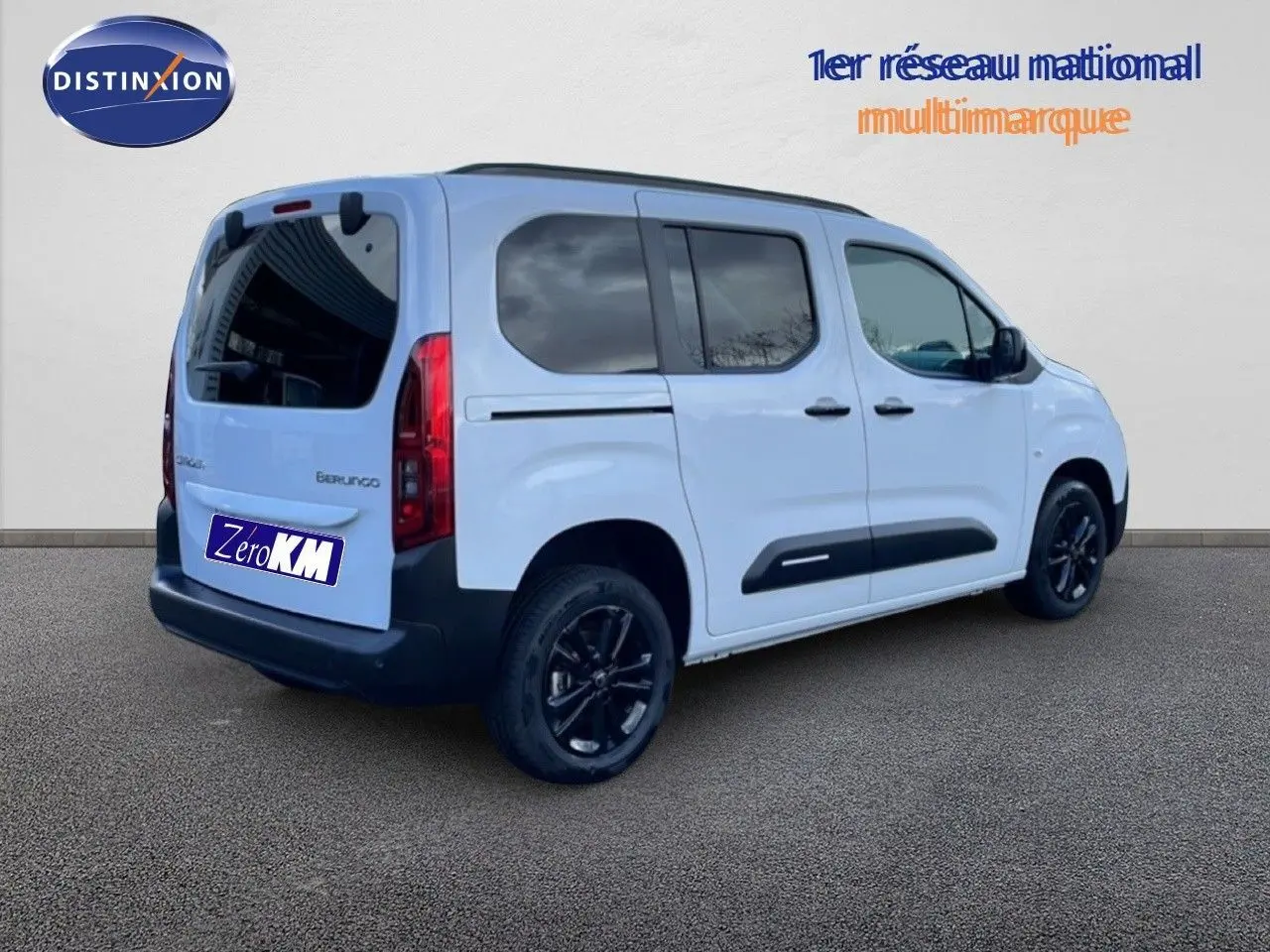 Vue 3/4 arrière droite d'un Citroën Berlingo Multispace blanc glacier avec vitres teintées et jantes noires.