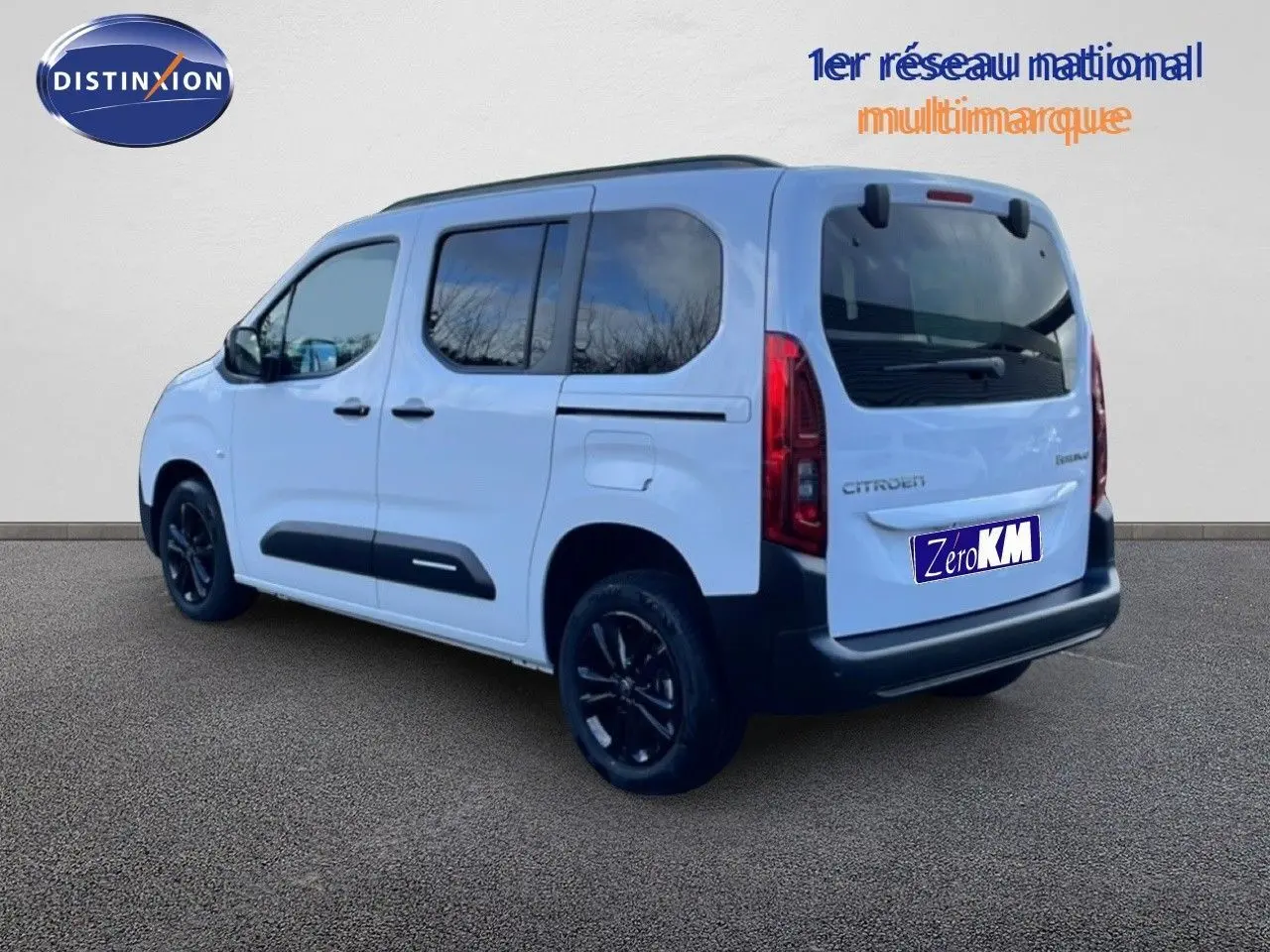 Vue 3/4 arrière droite du Citroën Berlingo blanc glacier avec jantes noires et vitres teintées.