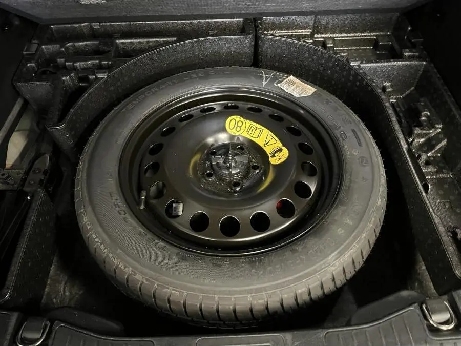 Roue de secours galette noire 17 pouces dans le coffre d’un Ford Kuga 2022 version ST-Line noir.