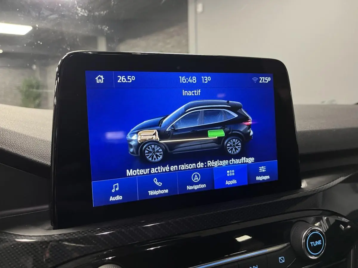Écran tactile intérieur montrant une illustration latérale noire du Ford Kuga avec indication moteur et batterie.