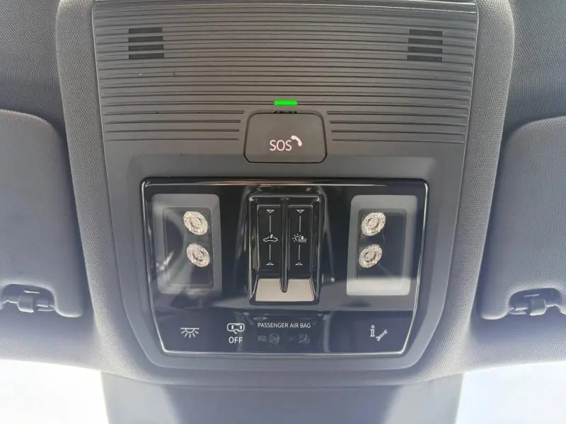 Vue en gros plan du plafonnier intérieur avec bouton SOS et éclairages LED de l'Audi Q3 Noir Mythique métallisé 2026.