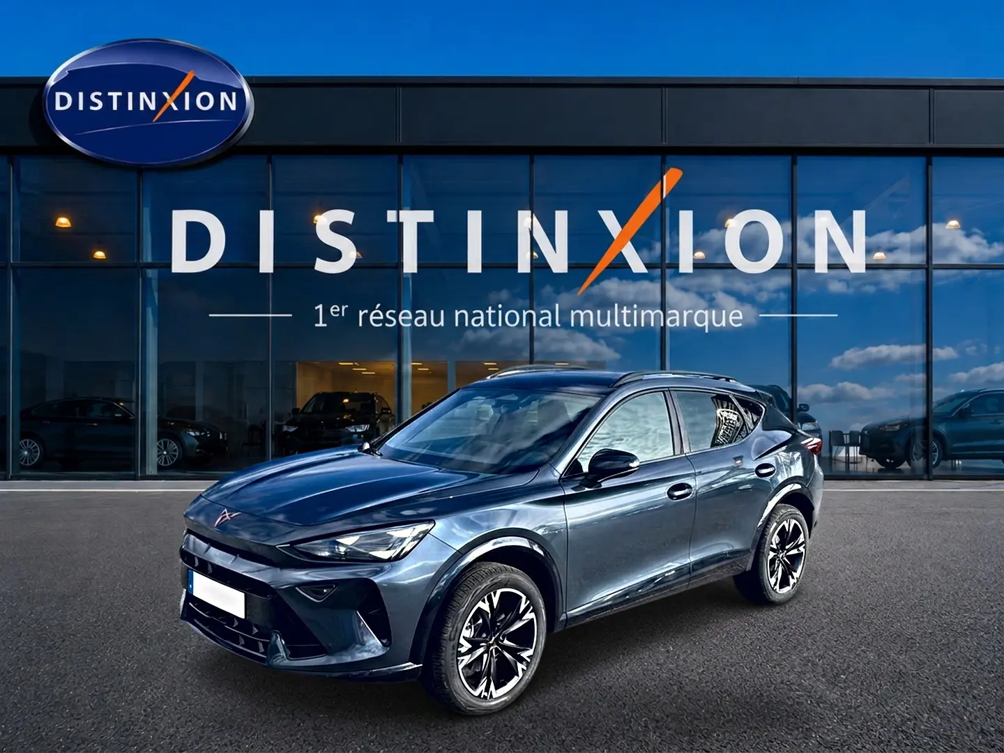 Vue 3/4 avant droit d’un CUPRA Formentor gris magnétique avec jantes noires et toit ouvrant, devant une vitrine Distinxion.