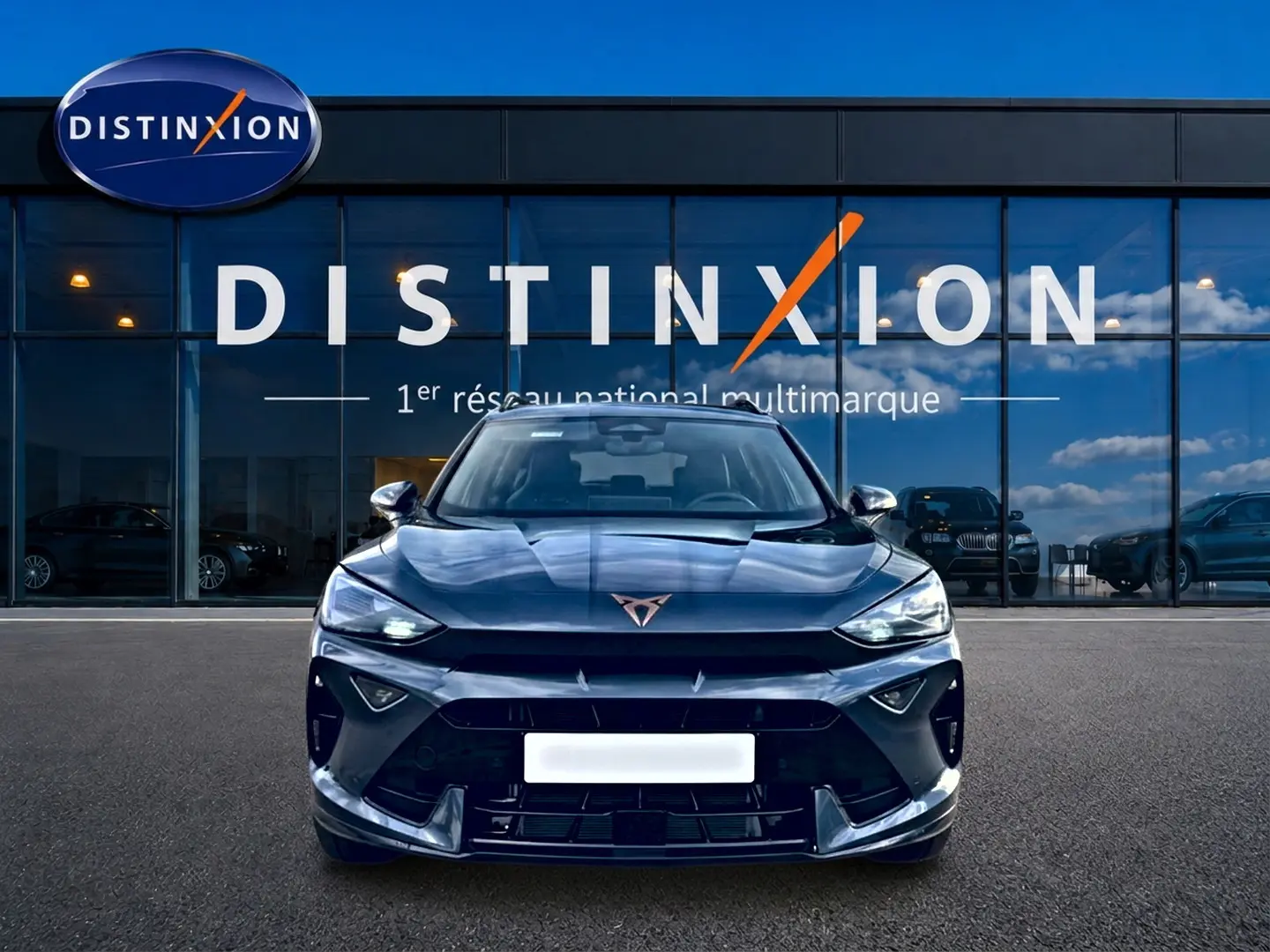 Vue frontale du CUPRA Formentor gris magnétique 2026, mettant en valeur ses phares LED et son logo distinctif sur calandre noire.