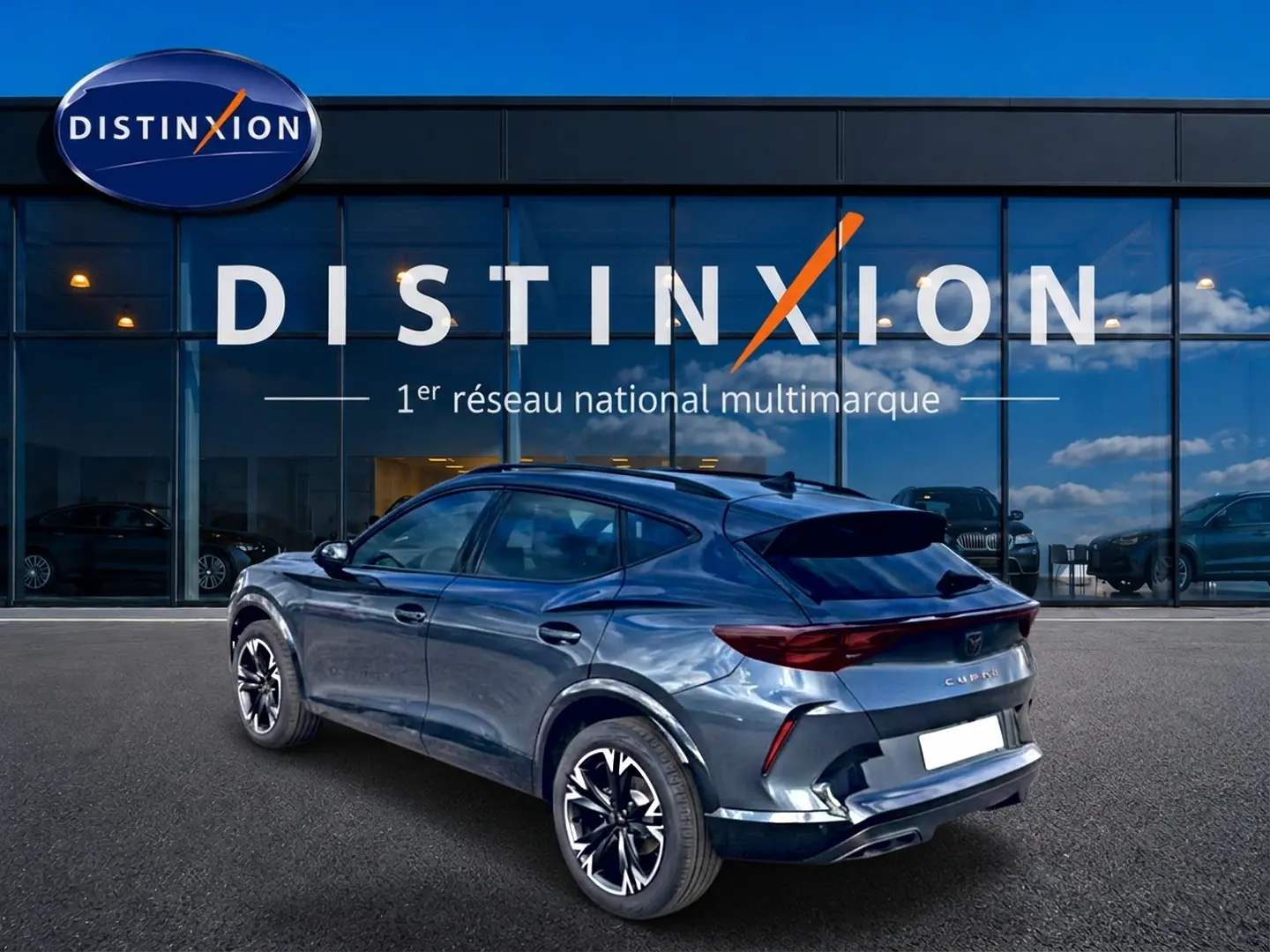 Vue 3/4 arrière droite d'un CUPRA Formentor gris magnétique avec jantes 18 pouces et double sortie d'échappement.