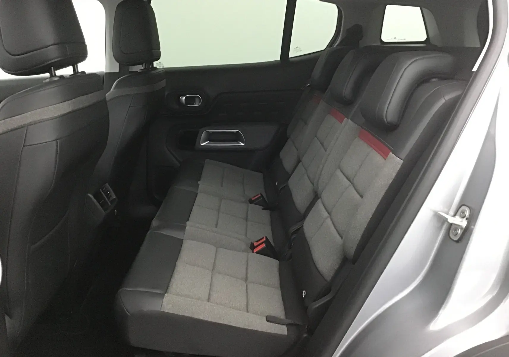 Vue intérieure côté droit sur les sièges arrière gris et noirs du Citroën C5 Aircross 2021 finition Feel Pack.