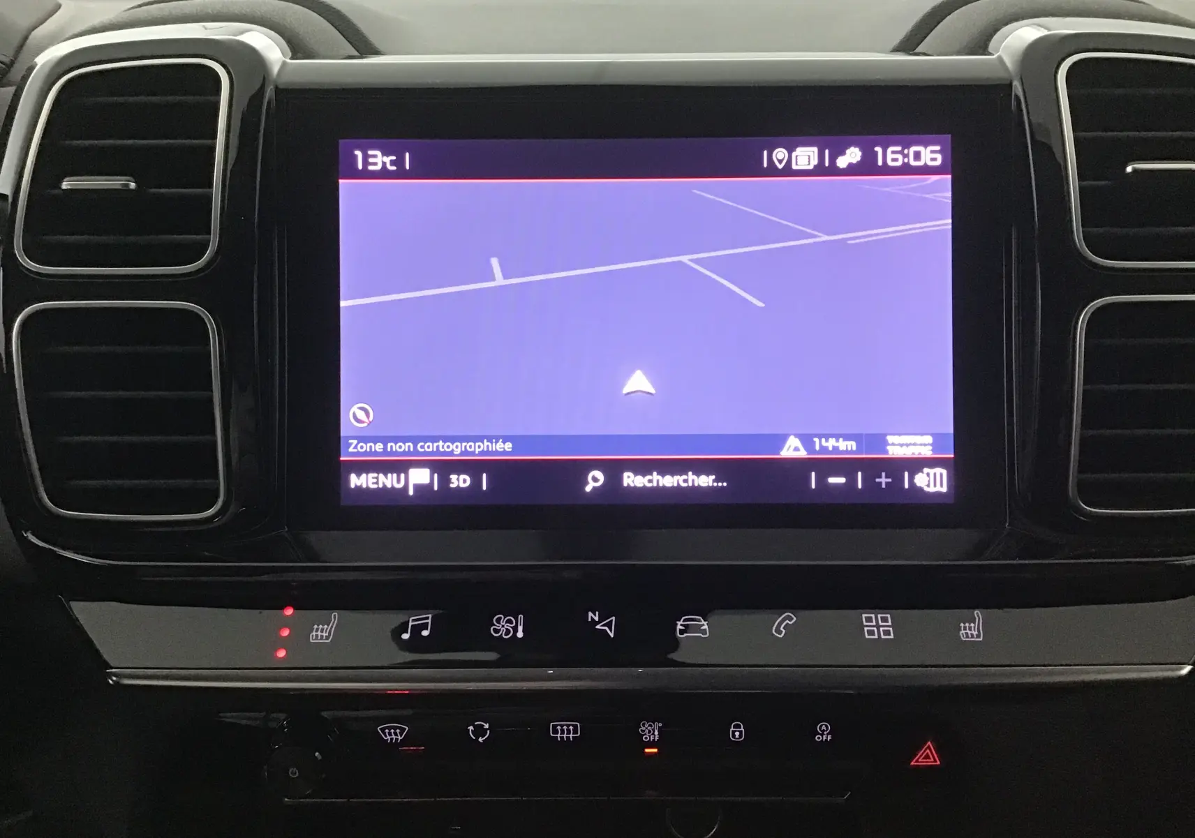 Vue rapprochée de l'écran tactile central du tableau de bord du Citroën C5 Aircross gris avec navigation et commandes tactiles éclairées.