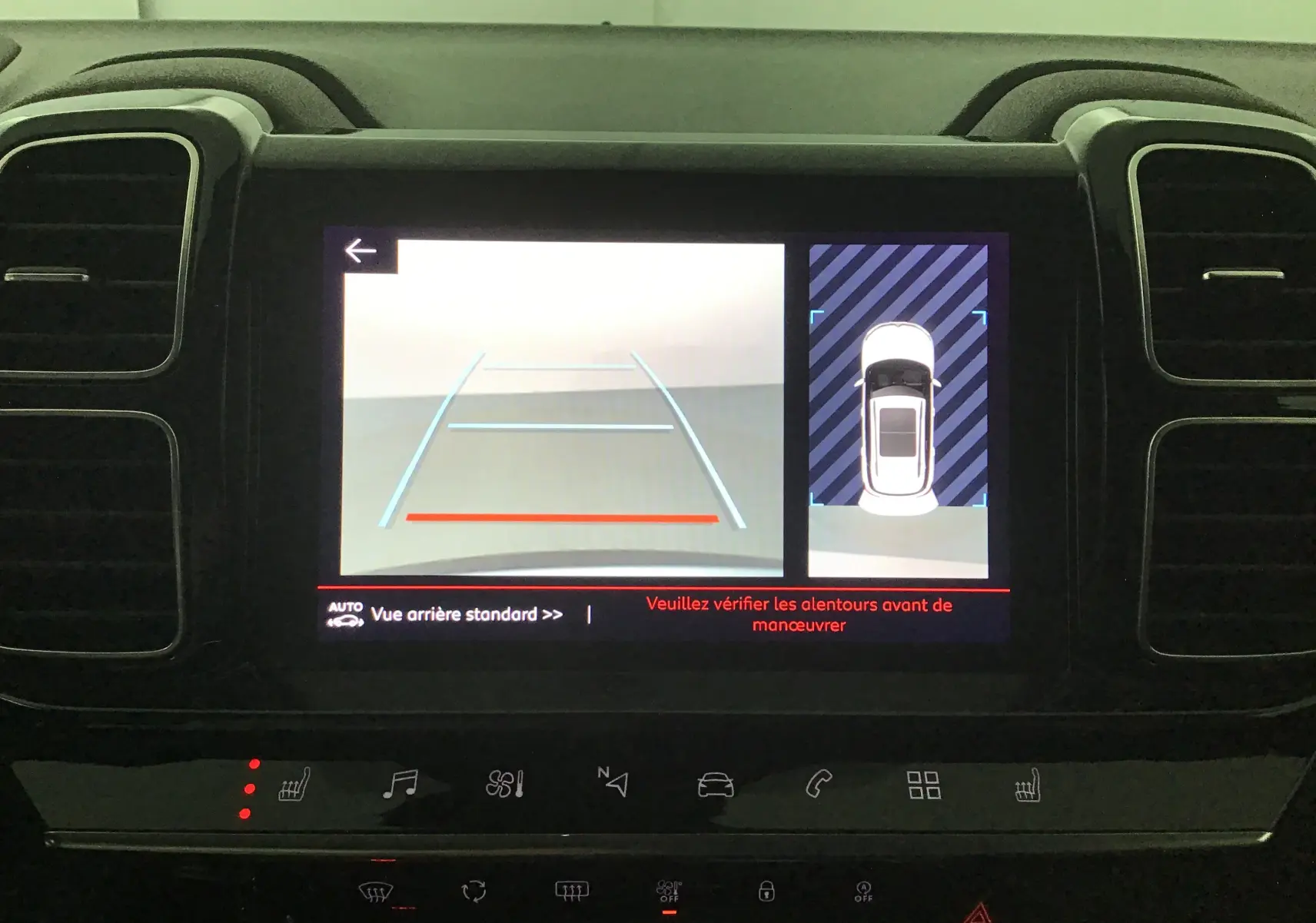 Écran central du tableau de bord du Citroën C5 Aircross 2021 affichant la caméra de recul et l'aide au stationnement.