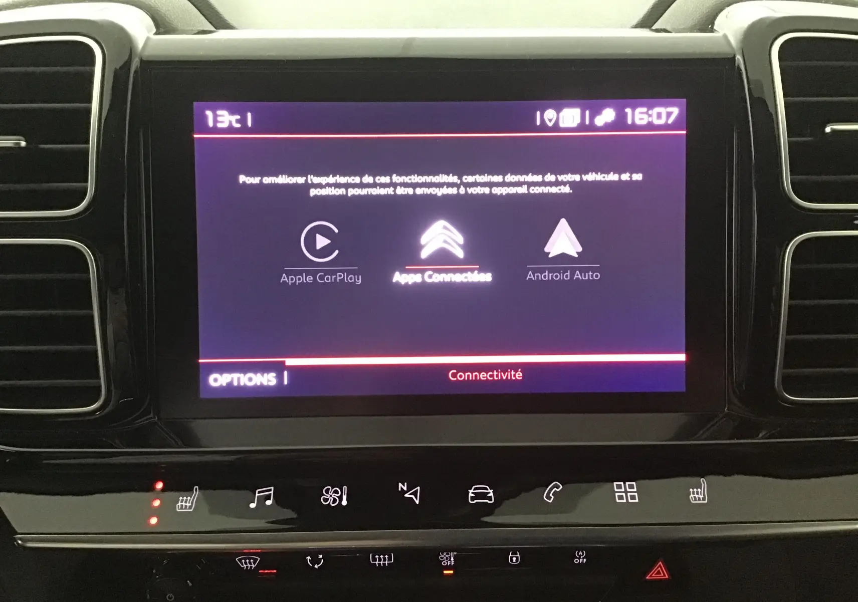 Écran tactile central du tableau de bord du Citroën C5 Aircross 2021, interface connectivité avec Apple CarPlay et Android Auto.