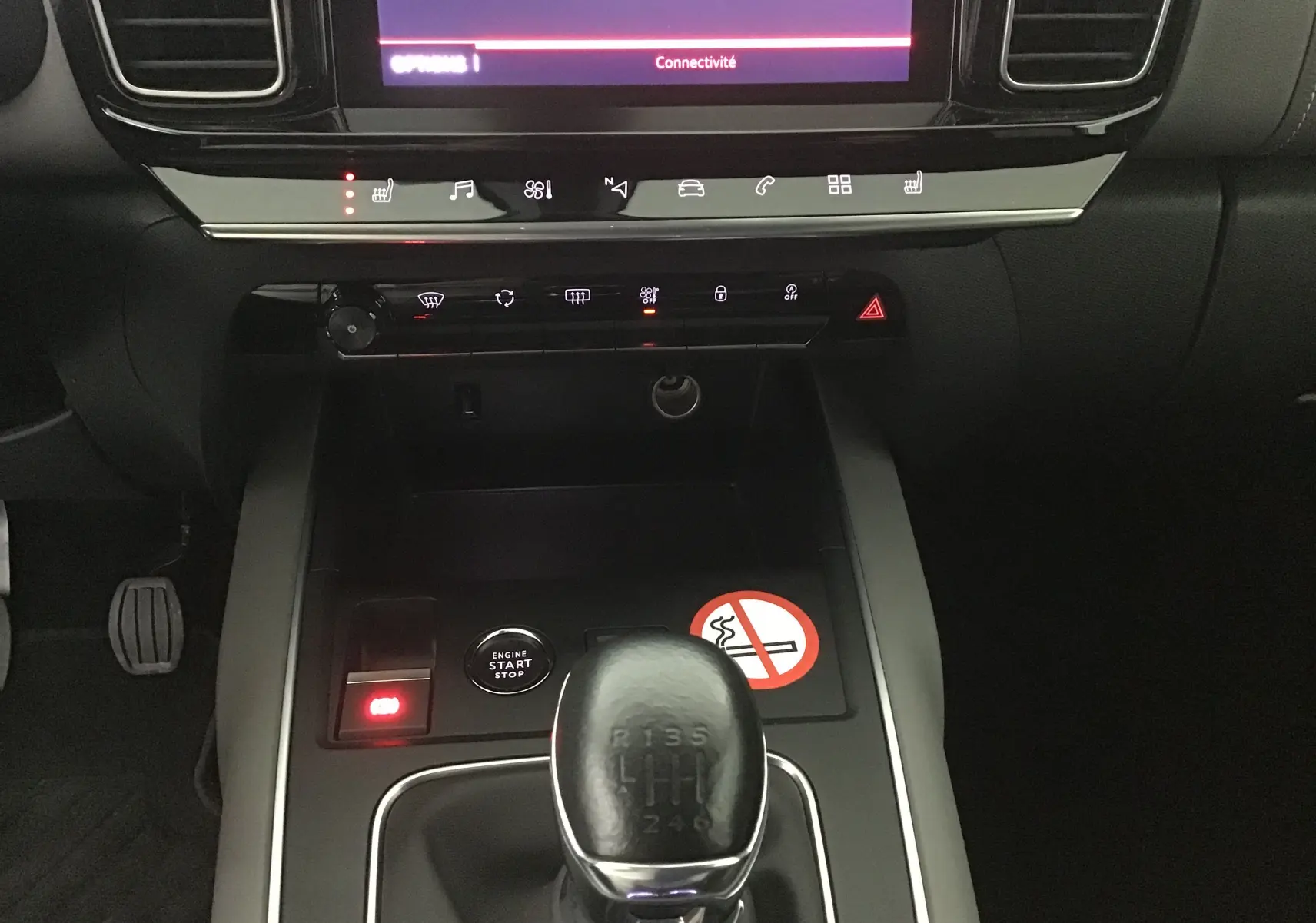 Vue rapprochée de la console centrale du Citroën C5 Aircross gris, avec levier de vitesse manuel et écran tactile allumé.