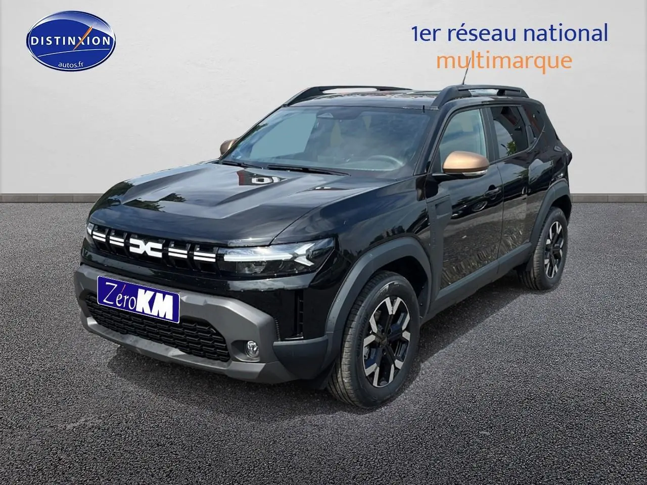 Dacia Duster noir en 3/4 avant droit avec rétroviseurs couleur bronze et jantes alu distinctives.