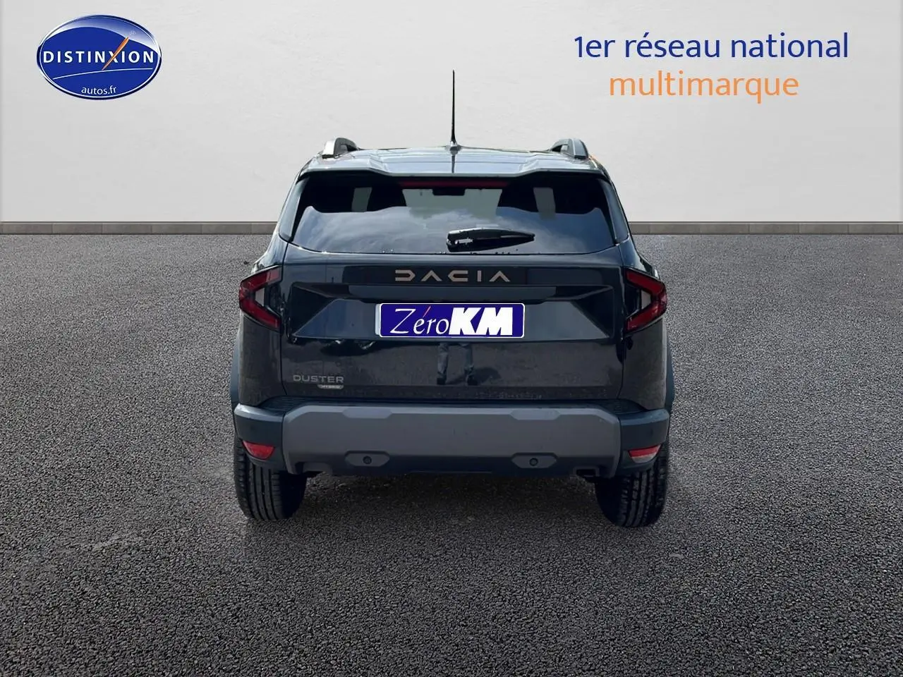 Vue arrière d'un Dacia Duster noir 2025 avec barres de toit et feux arrière LED visibles.