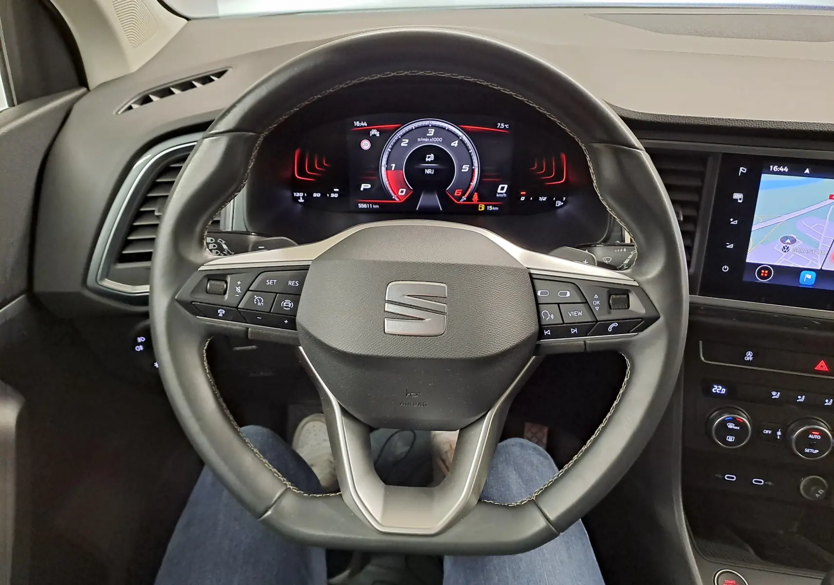 Vue intérieure centrée sur le volant noir du SEAT Ateca 2023 avec tableau de bord numérique et écran tactile latéral.