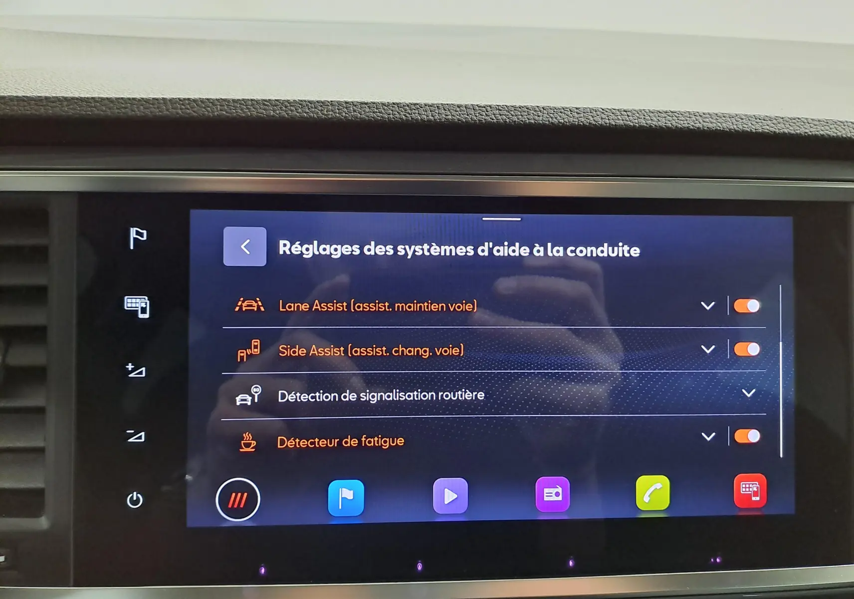 Écran tactile du système d’aide à la conduite du SEAT Ateca 2023, affichant les réglages des assistances activées.