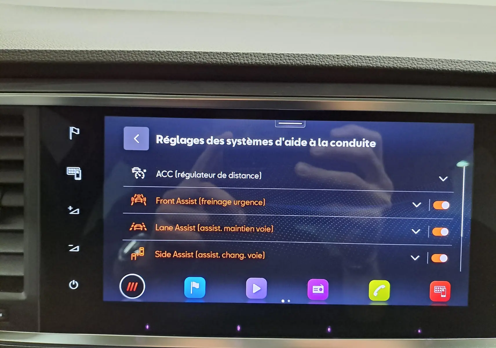 Écran tactile central du SEAT Ateca 2023 affichant les réglages des aides à la conduite, vue intérieure frontale.