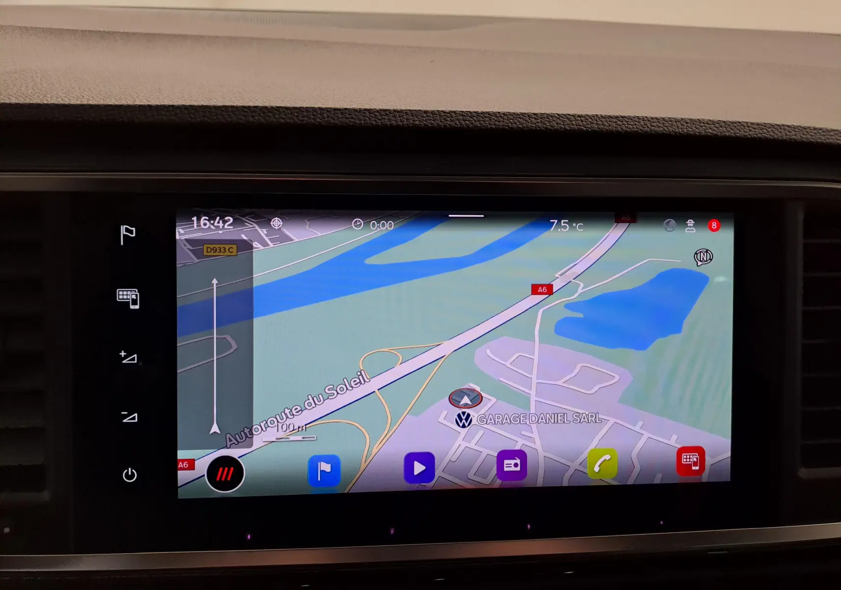 Écran tactile du système de navigation du SEAT Ateca 2023 affichant une carte routière en mode jour.