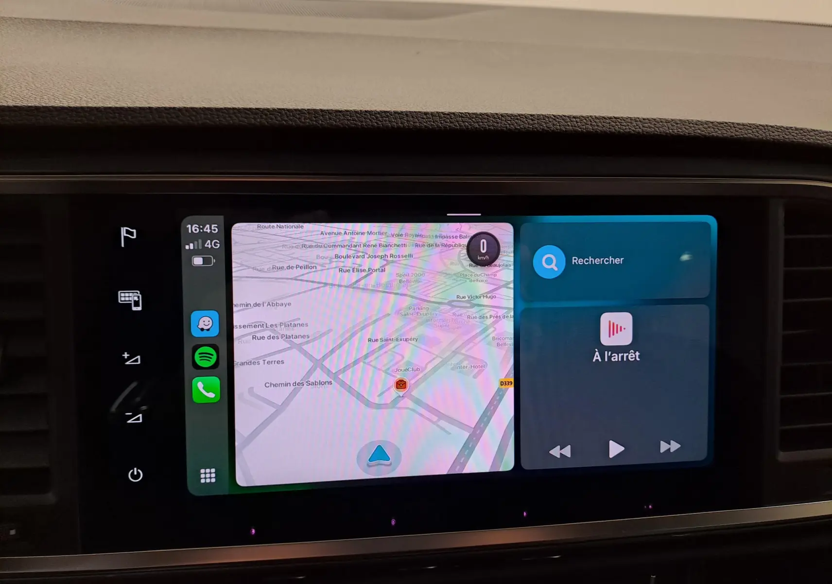 Écran tactile central du tableau de bord du SEAT Ateca noir Minuit 2023 affichant la navigation et les commandes multimédia.