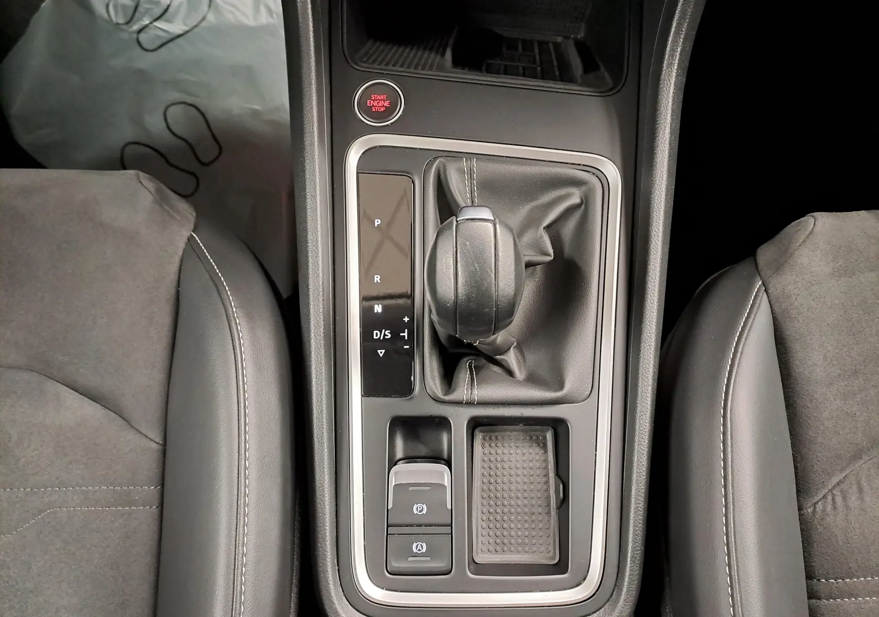Vue plongeante sur la console centrale du SEAT Ateca 2.0 TDI 150 DSG7 avec levier de vitesse et sellerie suédine noire.