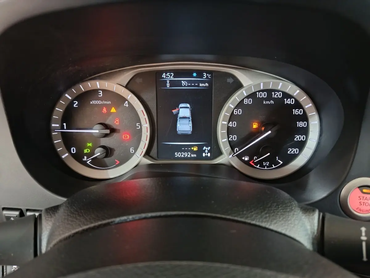 Vue rapprochée du tableau de bord du Nissan Navara 2018, affichant les compteurs et l'écran central numérique.