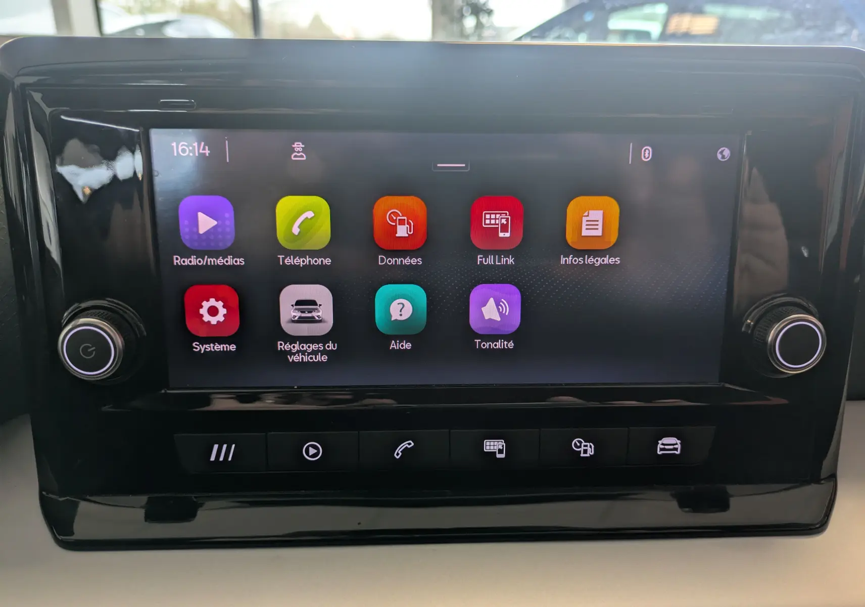 Écran tactile central de la SEAT Ibiza 2022 affichant le menu principal avec icônes colorées, vue frontale rapprochée.