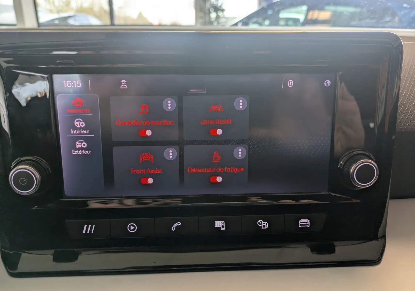 Écran tactile central de la SEAT Ibiza 2022 montrant les options d'assistance à la conduite activées.