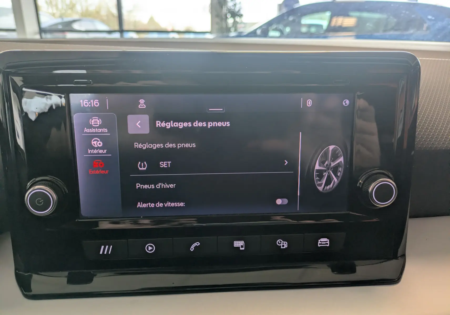 Écran central tactile de la SEAT Ibiza blanche 2022 montrant le menu réglages des pneus en intérieur.