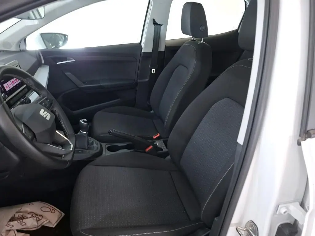Gros plan sur la roue arrière droite d'une SEAT Ibiza blanche 5 portes, avec jante alliage et pneu Kumho visible.