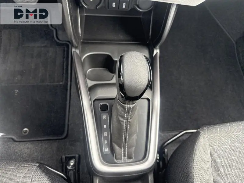 Vue rapprochée de la console centrale de la Suzuki Swift 1.2 Hybrid 83ch Pack Auto, montrant le levier de vitesse automatique en cuir noir.