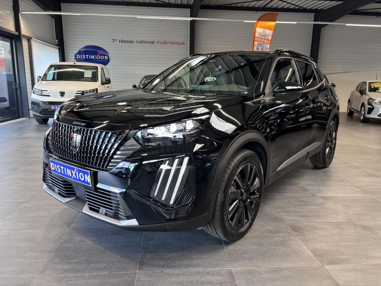 Peugeot 2008 noire vue en 3/4 avant droit, avec calandre noire à liserés chromés et jantes alliage noires.