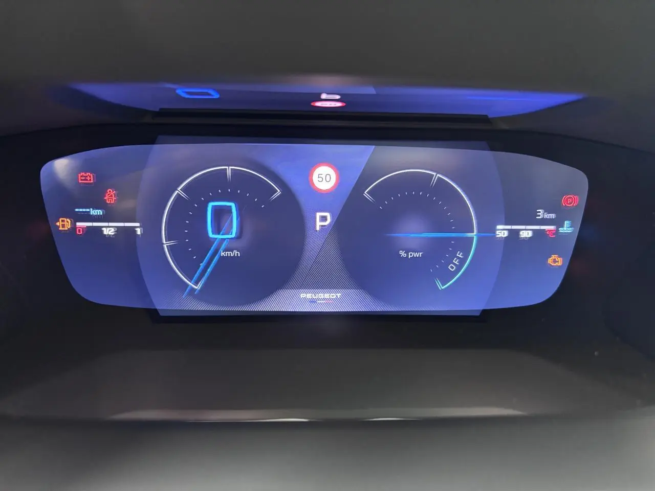 Affichage numérique du combiné de bord Peugeot 2008 hybride, vue frontale centrée sur la vitesse et la puissance.