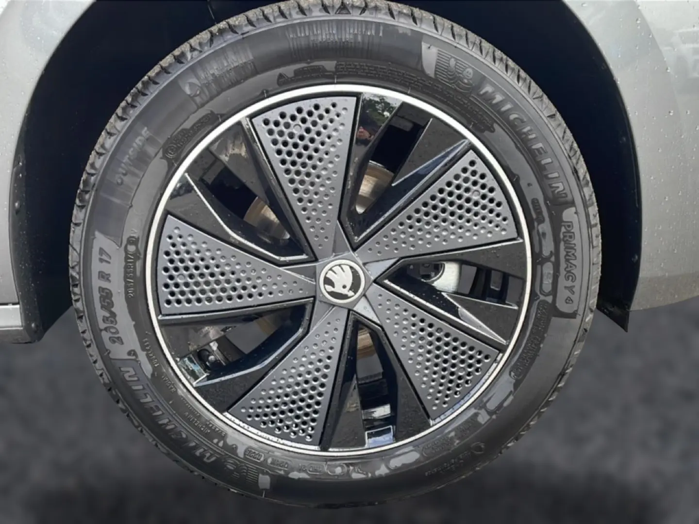 Gros plan sur la jante alu noire et grise du côté gauche d’un Skoda Kamiq gris graphite.