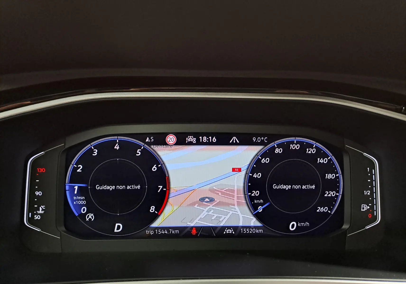 Tableau de bord numérique du Volkswagen T-Roc 1.5 TSI 2025 avec affichage de la navigation et compteurs digitaux.