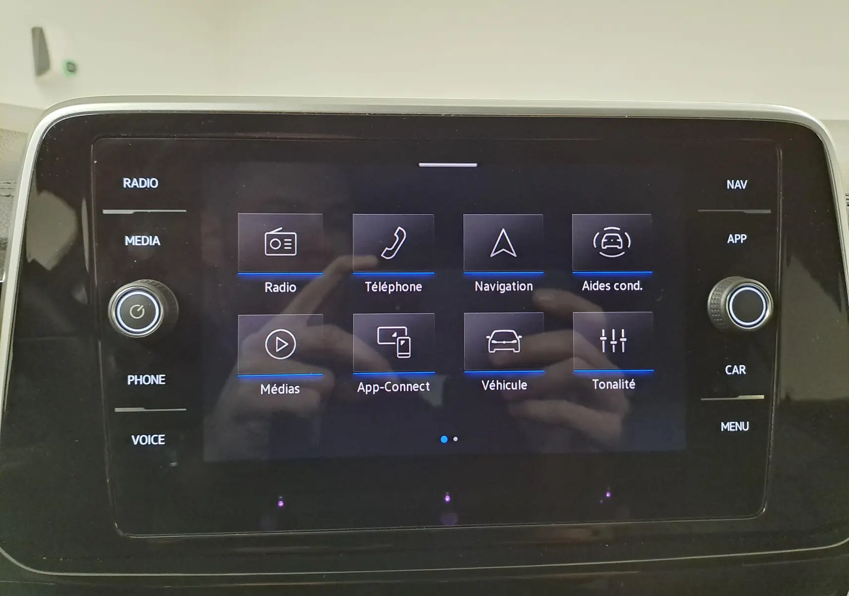 Écran tactile central du Volkswagen T-Roc 1.5 TSI 2025 affichant les options de navigation et médias.