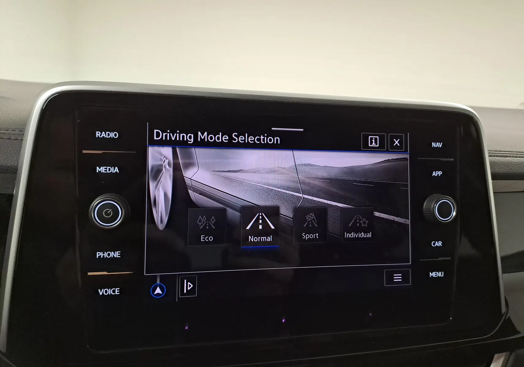 Écran central tactile du Volkswagen T-Roc 2025 affichant la sélection du mode de conduite en vue frontale.