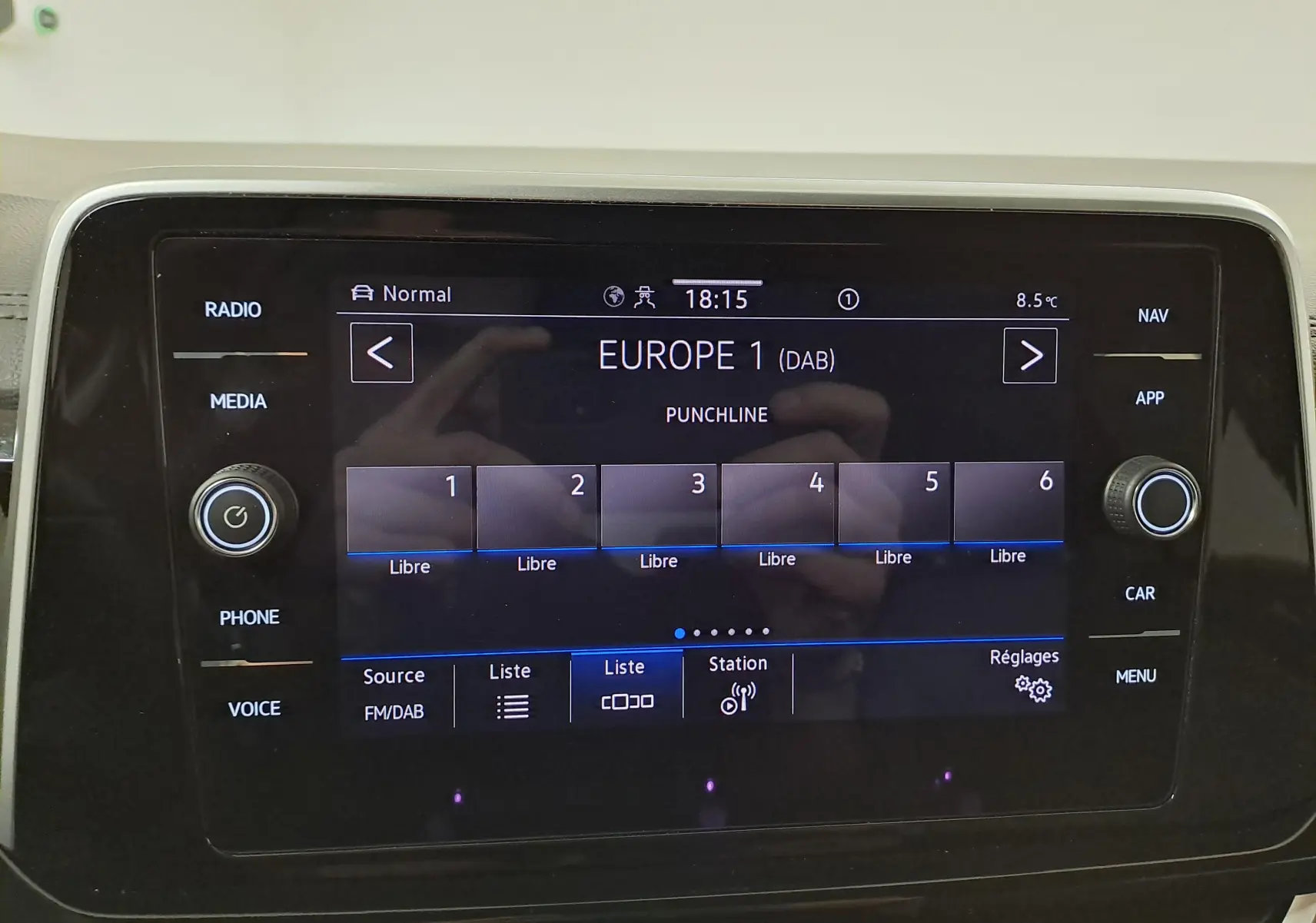 Écran tactile central du Volkswagen T-Roc 1.5 TSI R-Line 2025 affichant la radio Europe 1 en mode DAB.