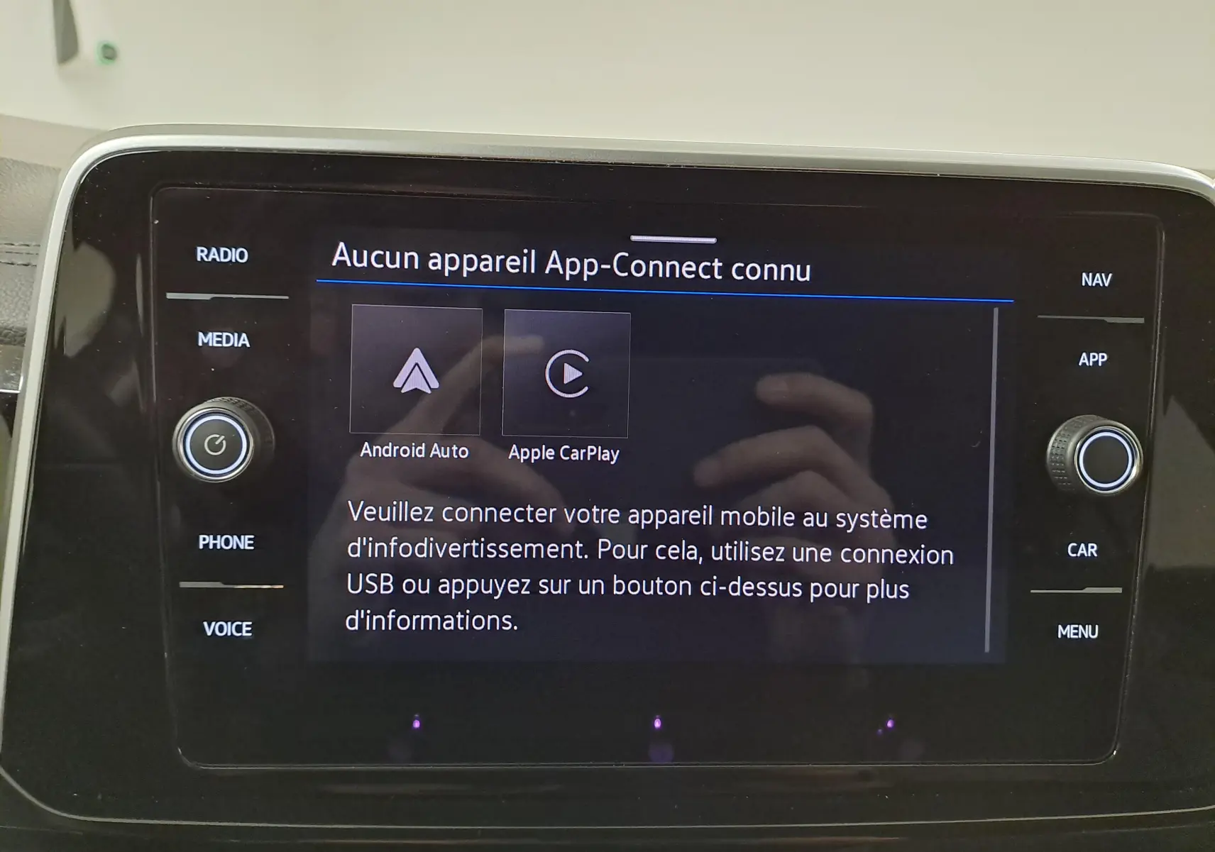 Écran tactile central du Volkswagen T-Roc 2025 affichant la connexion Android Auto et Apple CarPlay, intérieur noir.